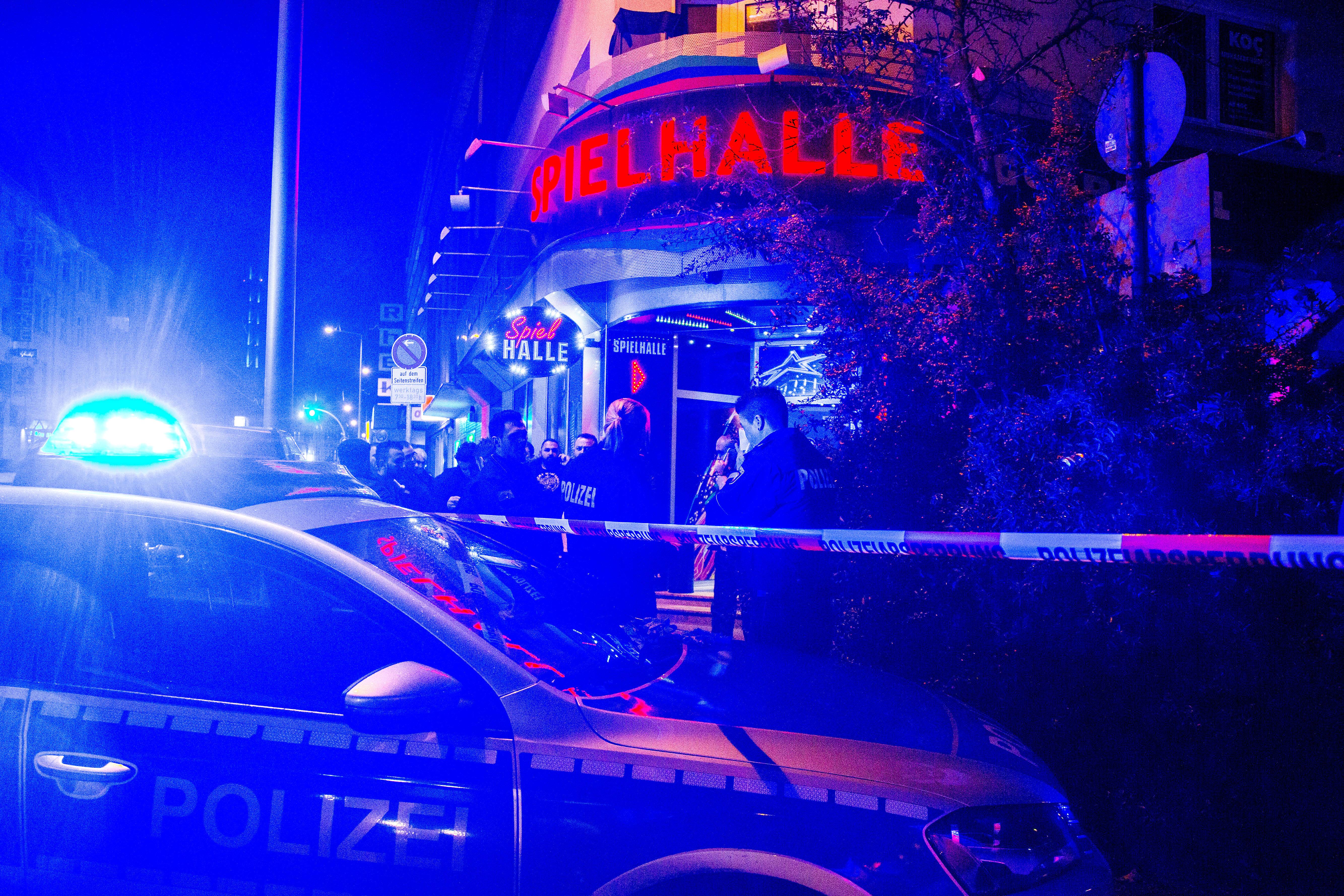 Warnschüsse! Mob greift die Polizei an - Beamte müssen mehrere Schüsse abgeben!