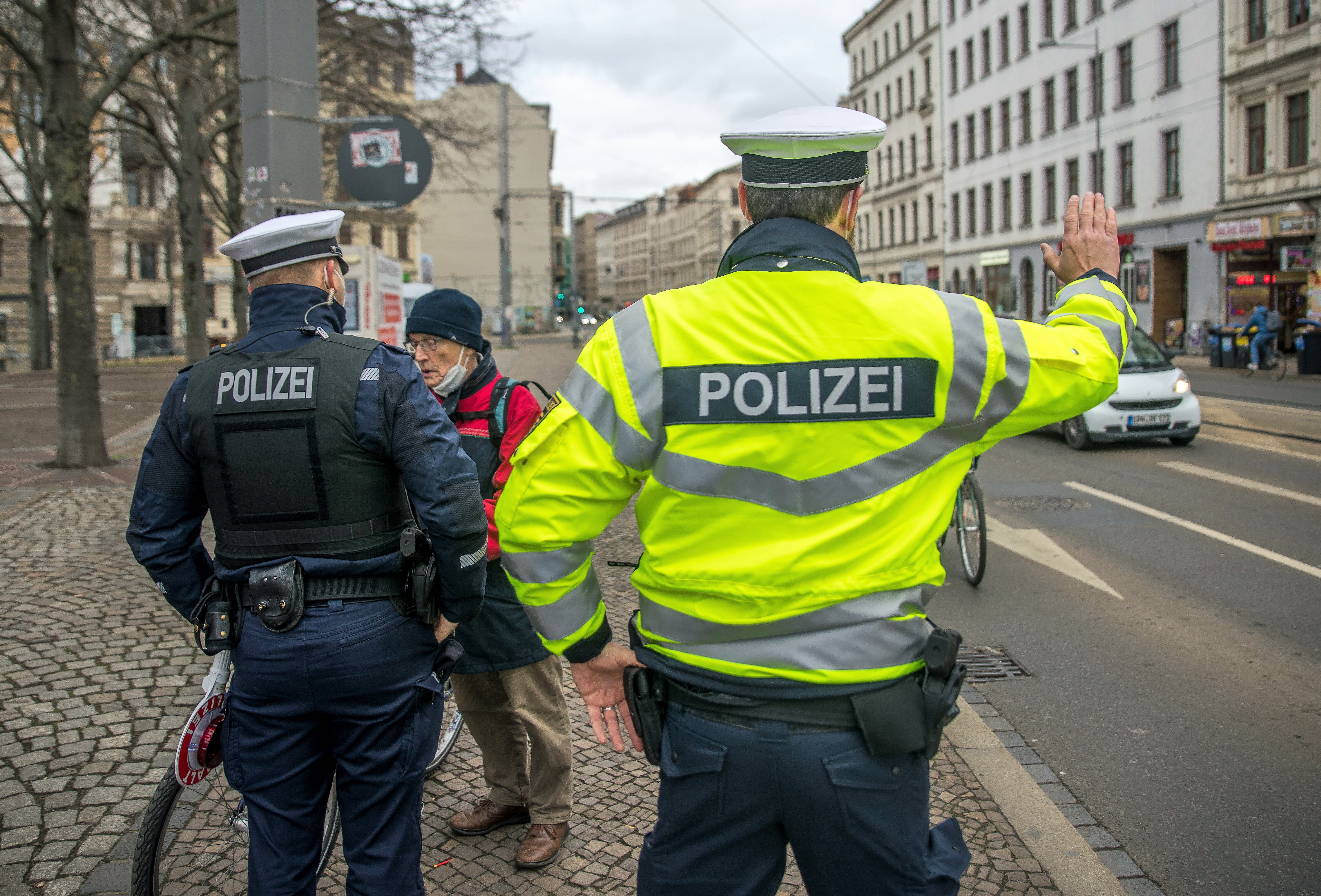 Polizei jagt Todesfahrer! Mann stirbt nach Unfall, kleiner Junge schwer Verletzt - Unfallfahrer flüchtet!