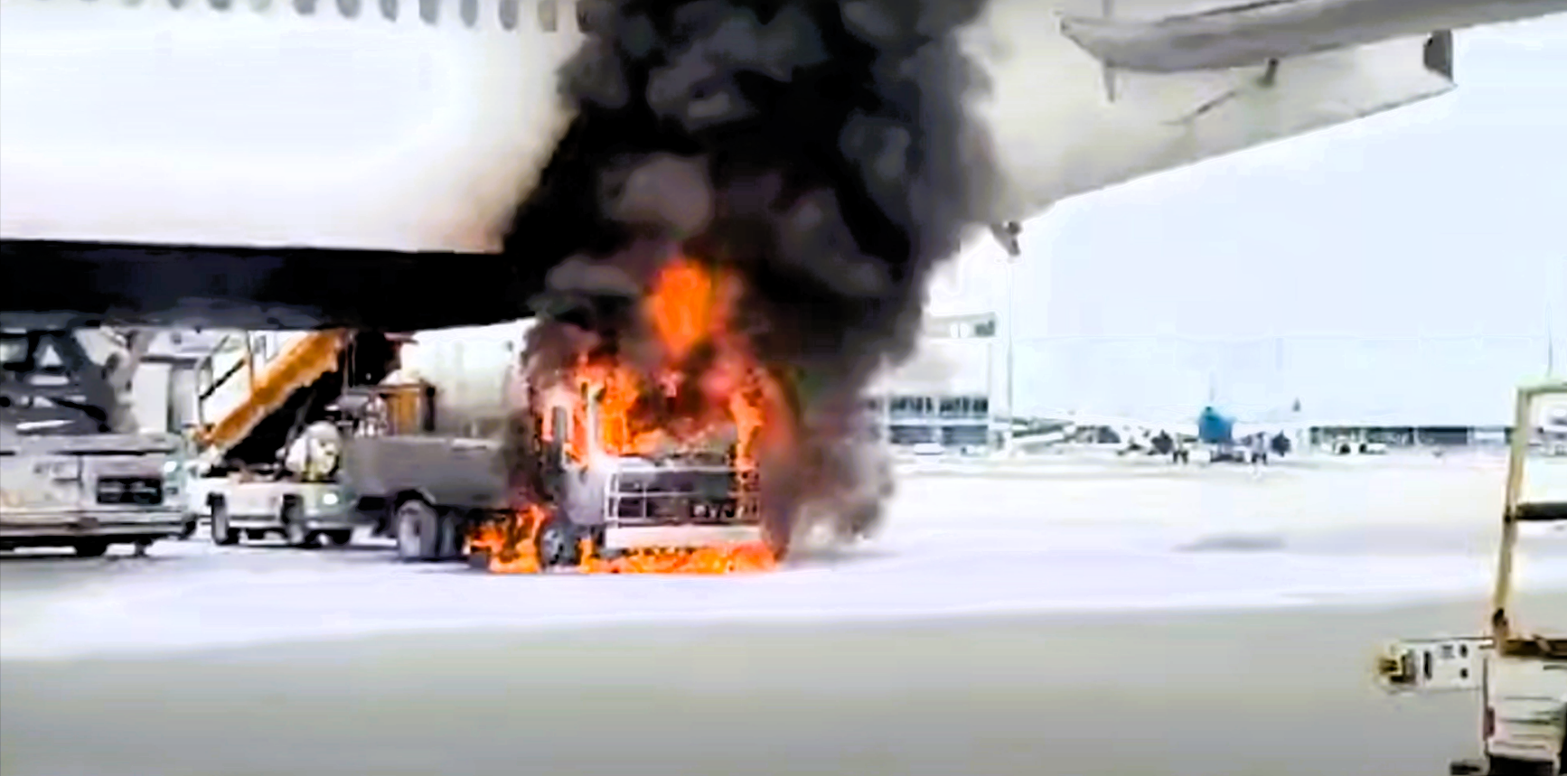 Feuer auf dem Flughafen! Unter einer Passagiermaschine bricht plötzlich Feuer aus!