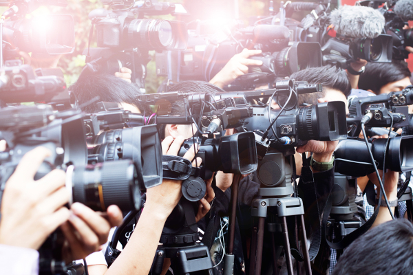 Vollsperrung auf der Autobahn! Unfall hinterlässt Trümmerfeld!