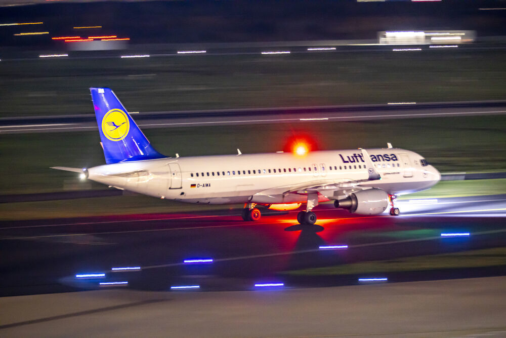 Notlandung! Lufthansa-Maschine hat Triebwerksschaden in der Luft und muss runter! Schock für die Passagiere
