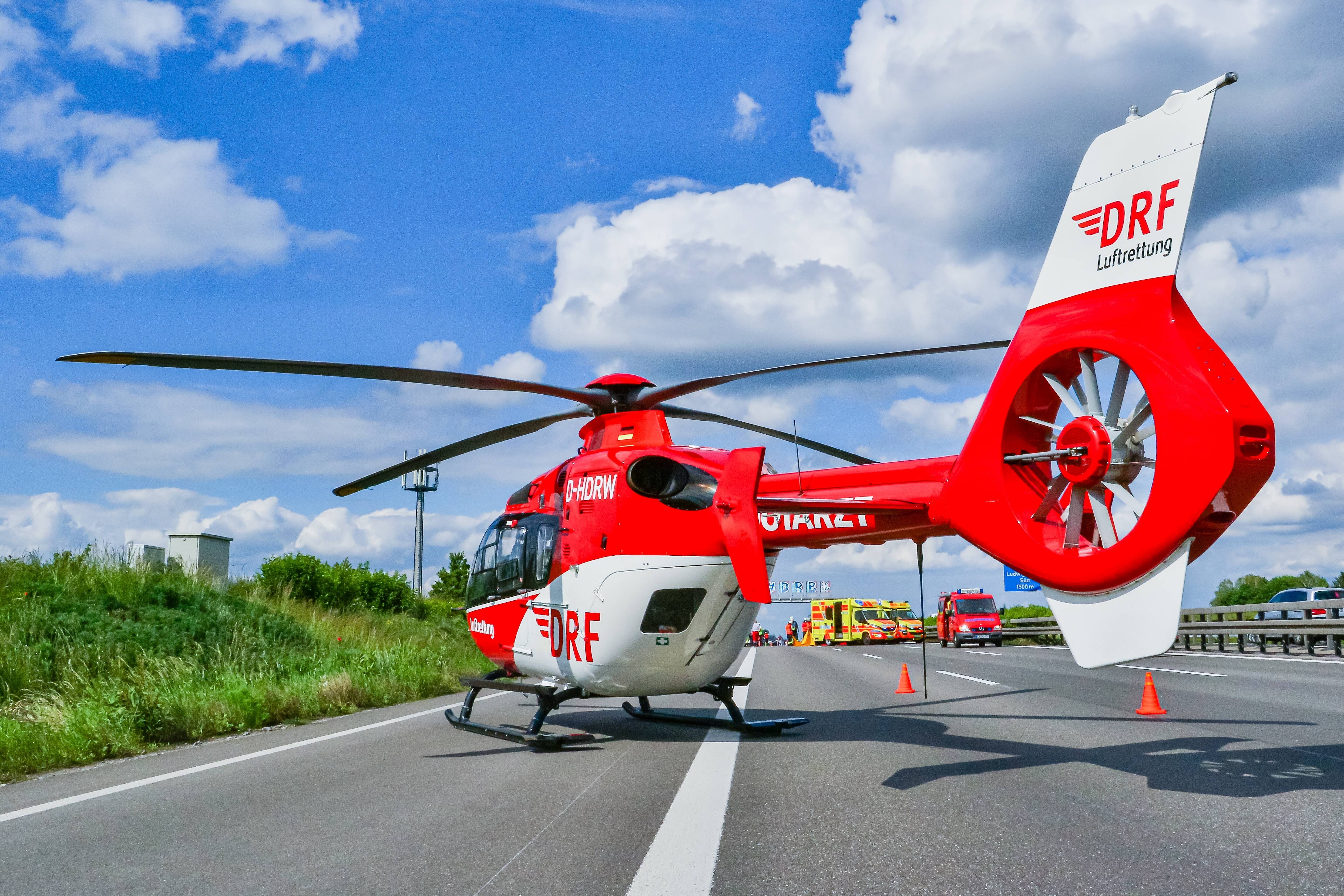 Riesen Stau und Vollsperrung auf der Autobahn nach Mega-Crash! 5 Menschen verletzt