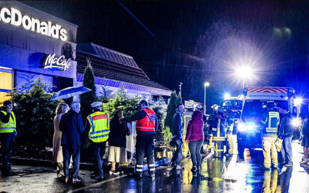Kind bei McDonalds entführt! Mitarbeiterin erkennt geheimes Handzeichen!