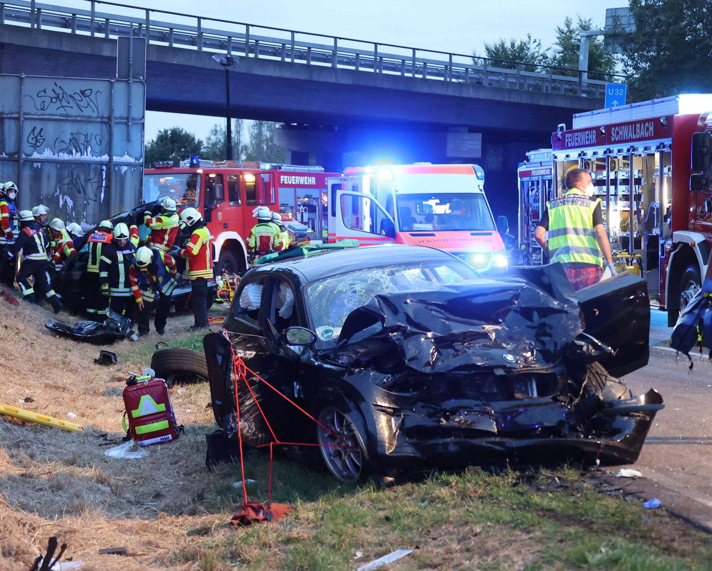 3 Tote bei Horror-Unfall am Morgen! Einsatzkräfte stehen vor Trümmerfeld