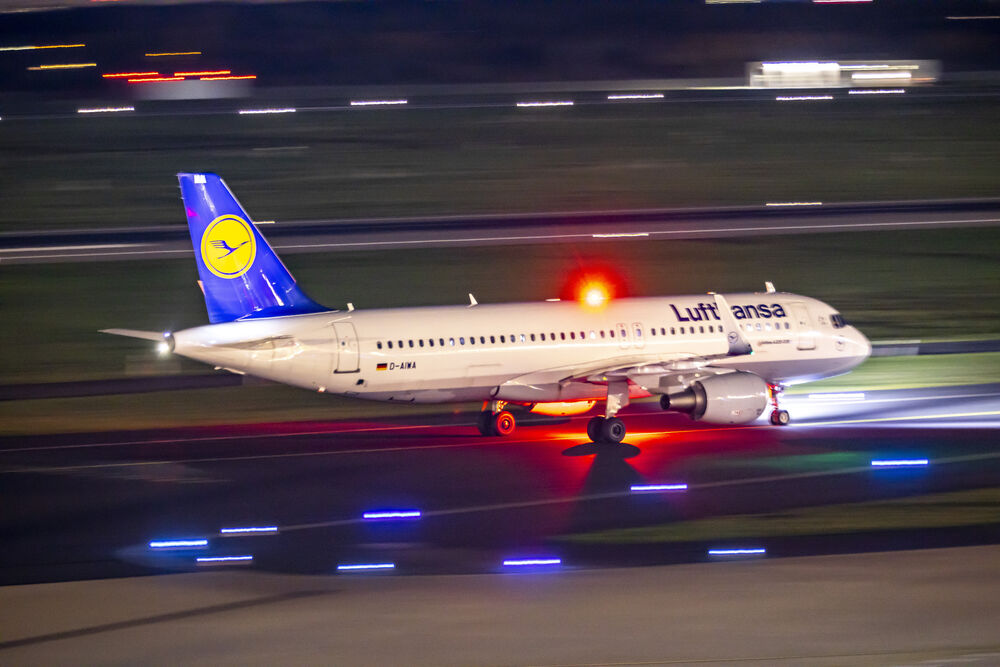 Passagier stirbt auf Lufthansa-Flug! Deutscher spuckt Blut im Flieger und stirbt