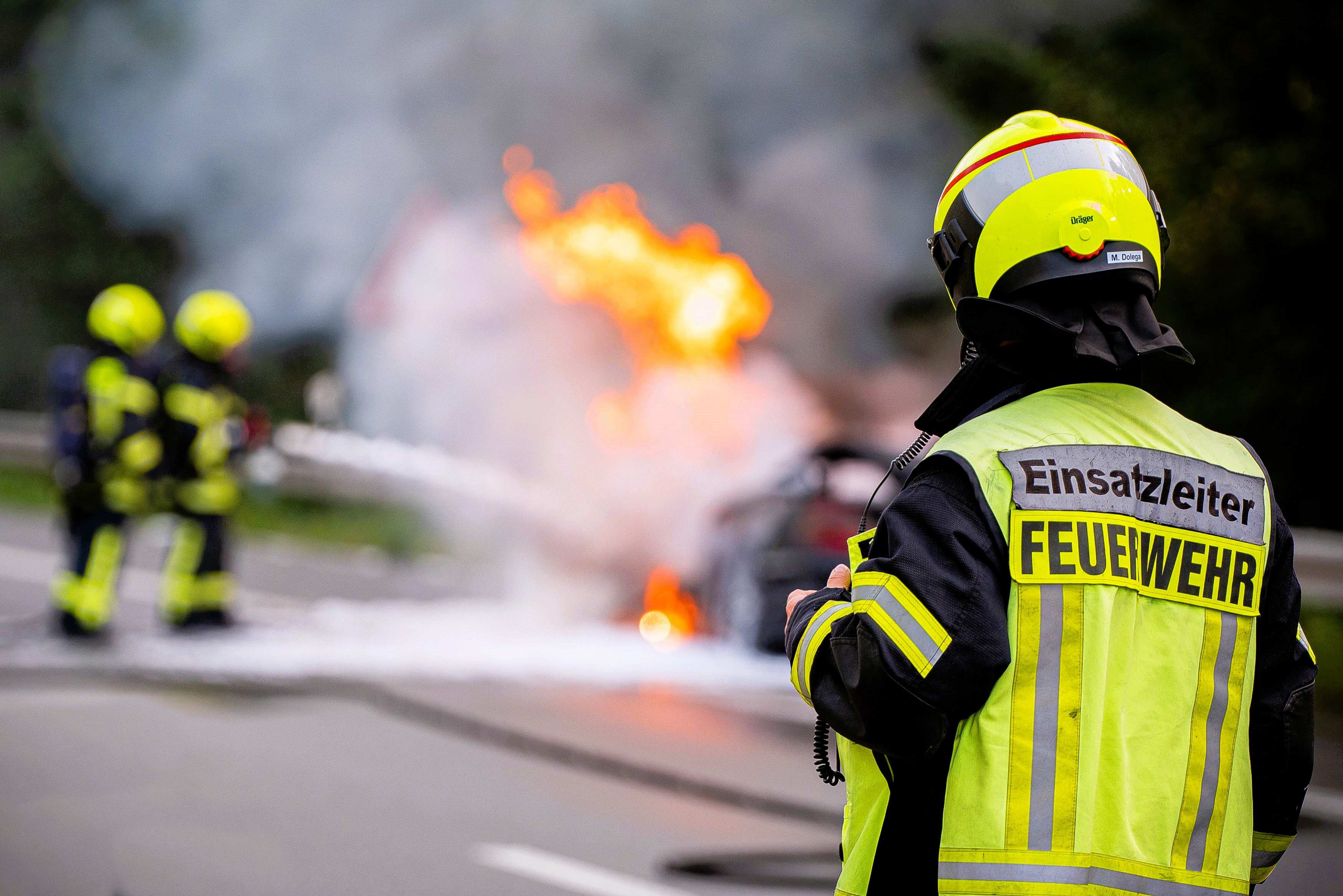 Vollsperrung! Schwerer Unfall! Auto brennt, 5 Menschen verletzt!