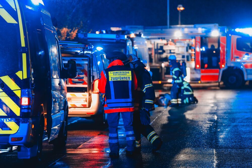 Chaos bei der Bahn! Stromleitungen fällt auf Zug - Evakuierung erst nach 2 Std.!