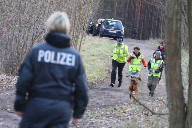 Polizei sucht Messerstecher! Er stach auf einen Obdachlosen ein - Messerangriff erschüttert Köln!
