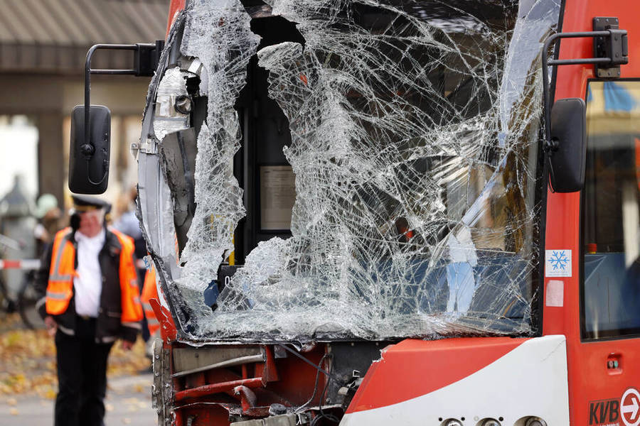 Schwerer Reisebus-Unfall auf der Autobahn - Ein Todesopfer und 76 Verletzte nach Flixbus-Crash