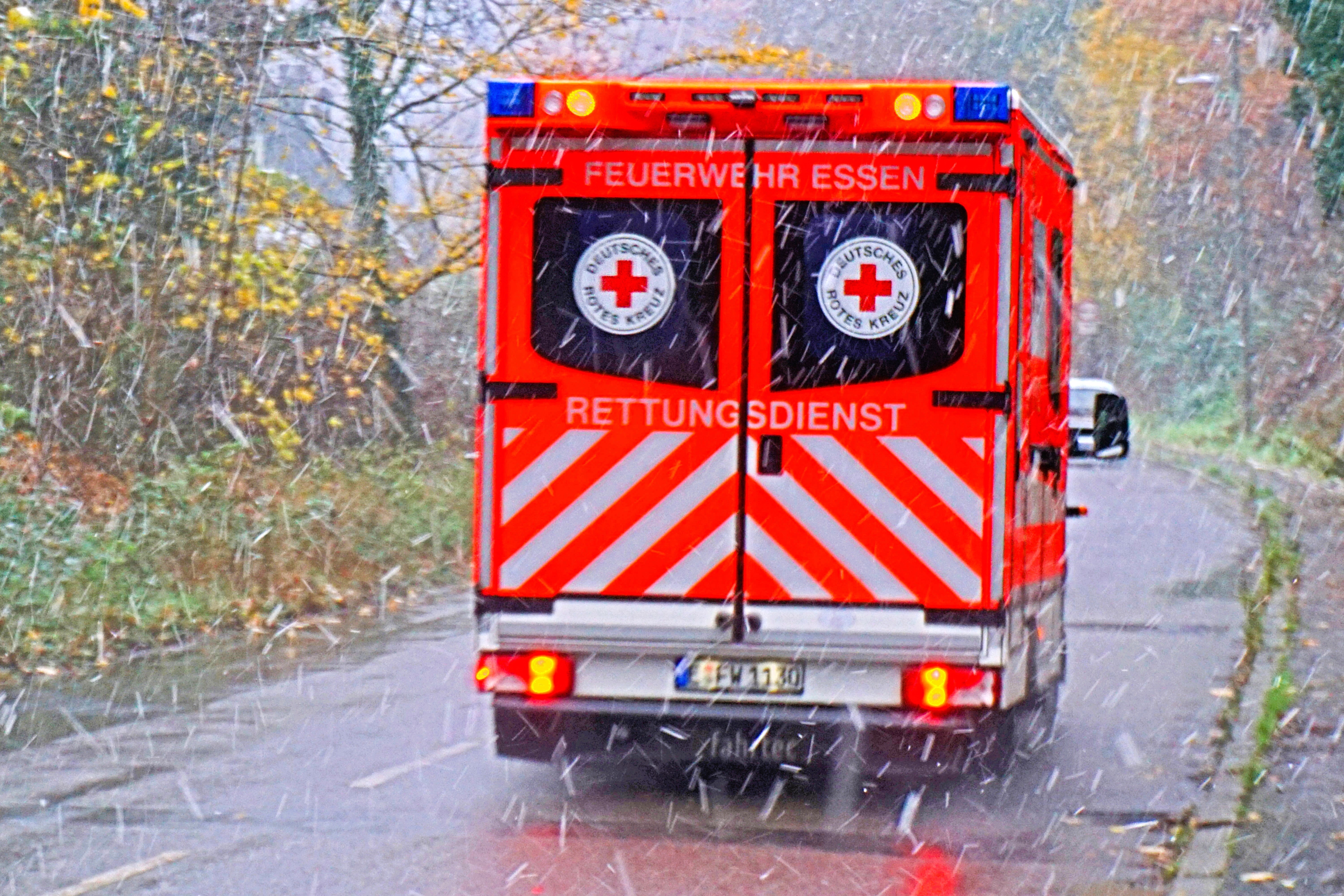 Schwerer Bus-Unfall! 41 Verletze, Schüler im Bus! Linienbus kollidiert mit einem Baum