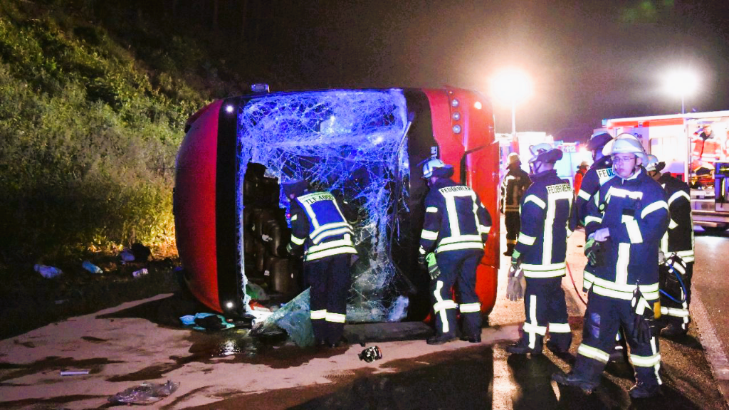 Bus stürzt in Schlucht -17 Todesopfer bei Busunfall gemeldet!
