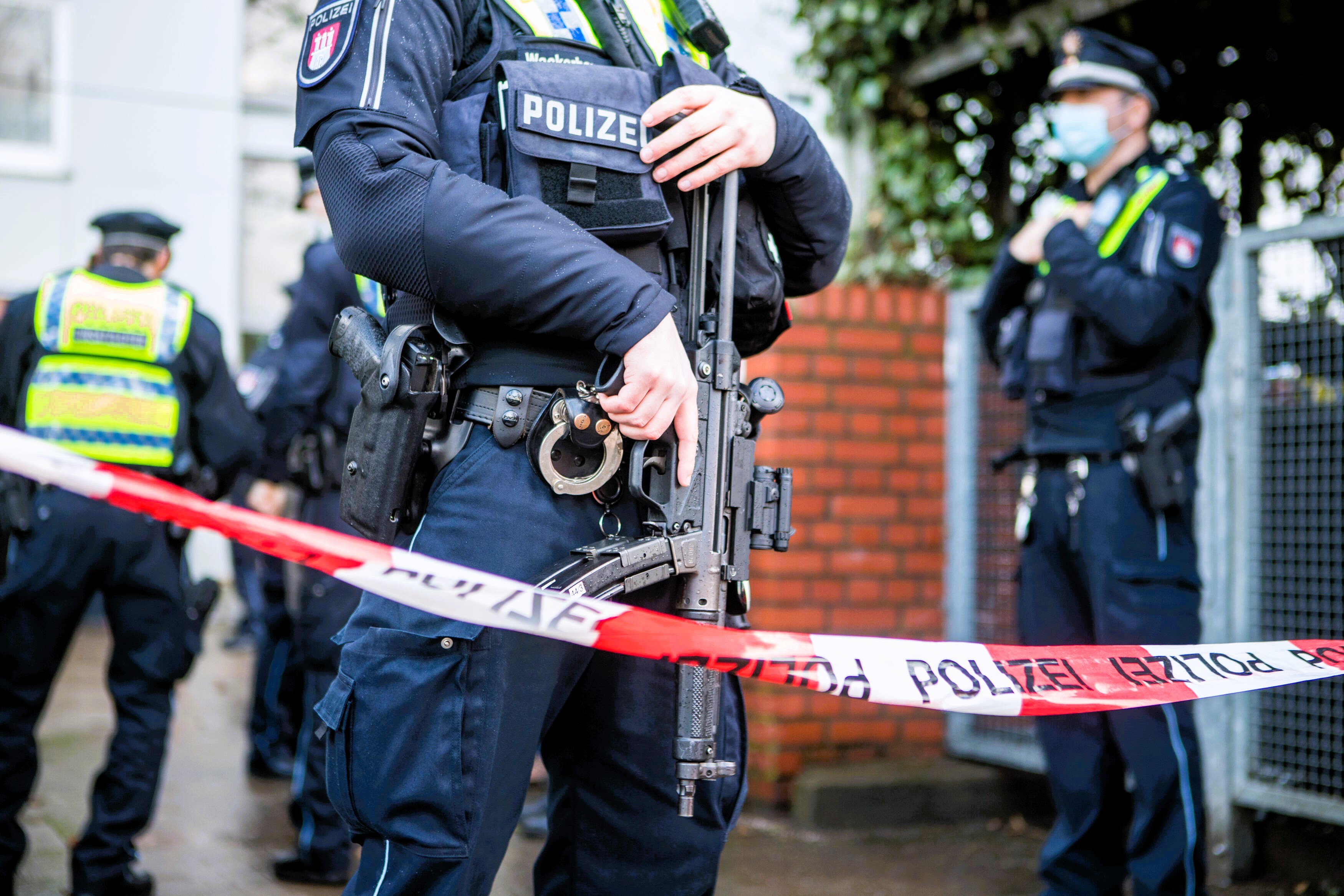 SEK-Einsatz! Schüsse vom Balkon auf Passanten? Bewaffneter in Wohnung verschanzt